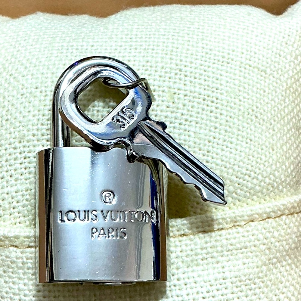 LOUIS VUITTON Silver Lock and Key Set 315 Excellent Condition - Picture 13 of 15